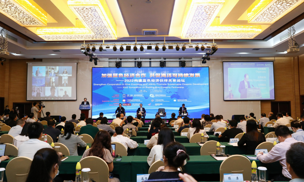 A symposium on Building Blue Economy Partnership is held in South China's Hainan on November 27, 2022.