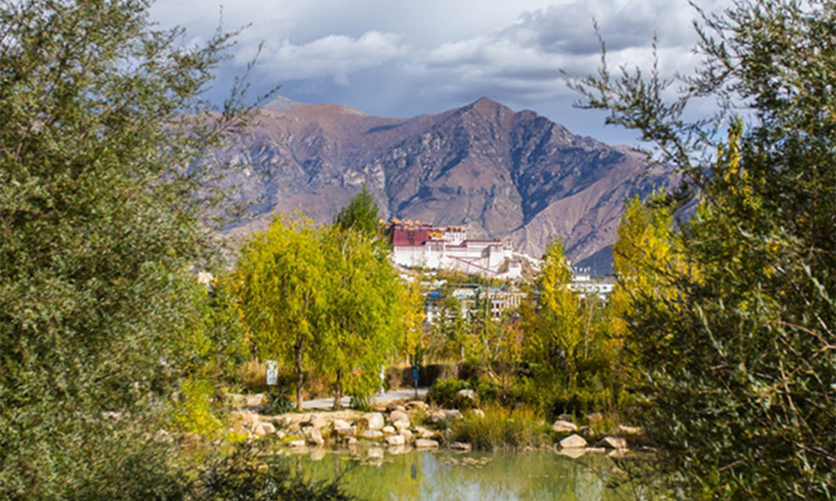 The Potala Palace in Lhasa, Southwest China's Xizang Autonomous Region, is reflected in a lake in Nanshan Park on October 12, 2023. Photo: Shan Jie/GT