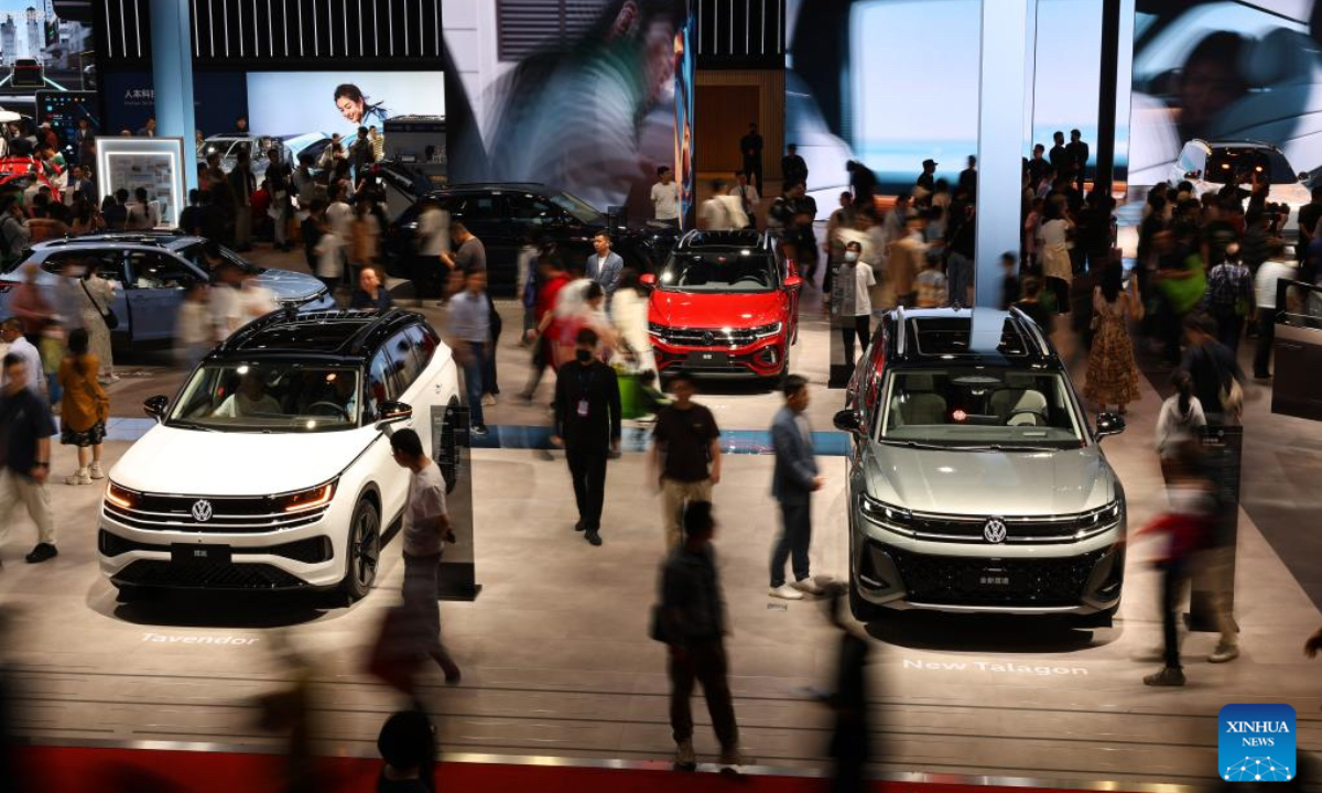 Visitors look at Volkswagen cars on the 21st Shanghai International Automobile Industry Exhibition in east China's Shanghai, May 1, 2025. People visit the auto show here on the first day of the May Day holiday. (Xinhua)