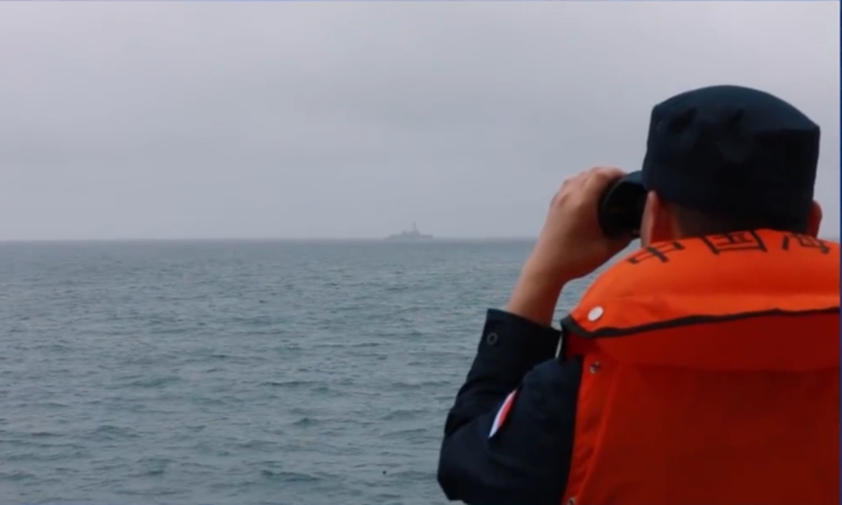 US guided missile destroyer USS <em>William P. Lawrence</em> makes a transit in the Taiwan Straits on April 23, 2025. The PLA Eastern Theater Command organizes naval and air forces to track and monitor the US vessel's transit throughout its entire course, and effectively deals with it in accordance with the law. Photo: Screenshot from the Weibo account of the PLA Eastern Theater Command