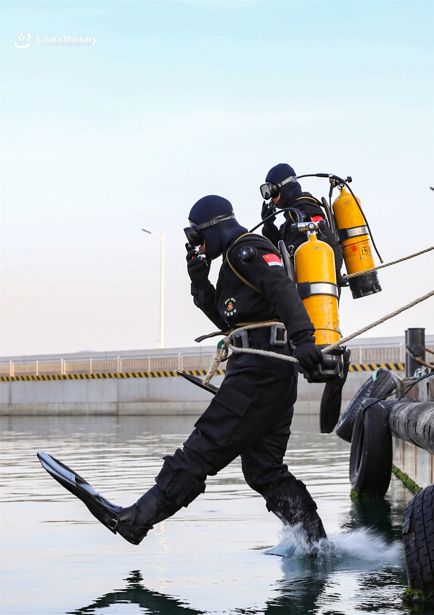 Frogmen assigned to a naval base under the Chinese PLA Northern Theater Command dive into the water with complete diving gear during an underwater training exercise on April 15, 2025. (eng.chinamil.com.cn/Photo by Liu Zaiyao)
