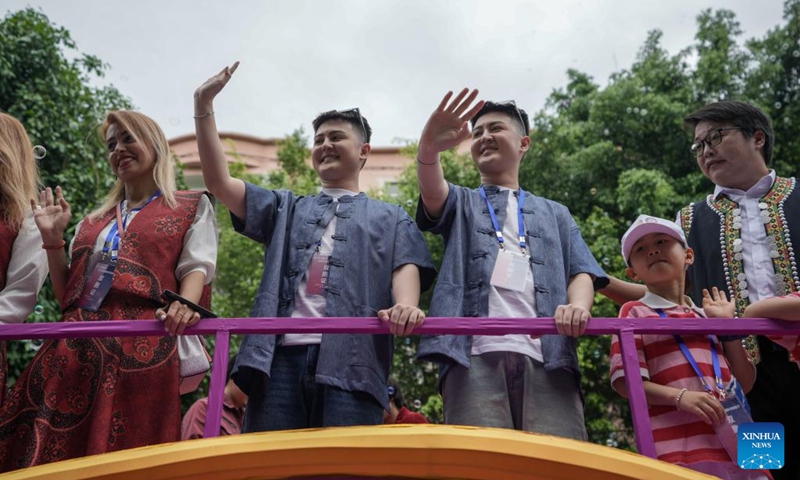 A pair of twins are pictured during the 19th Mojiang international twins festival in Mojiang Hani Autonomous County, southwest China's Yunnan province, May 1, 2025. Over 1,000 multiple births from around the world took part in a parade during the twins festival in Mojiang Hani Autonomous County on Thursday. (Xinhua/Chen Xinbo)
