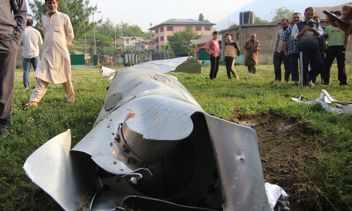 Debris from an unidentified aircraft is found in Pampore in Indian-administered Kashmir on May 7, 2025. There is no official confirmation yet on which aircraft crashed or who it belongs to. Photo: VCG